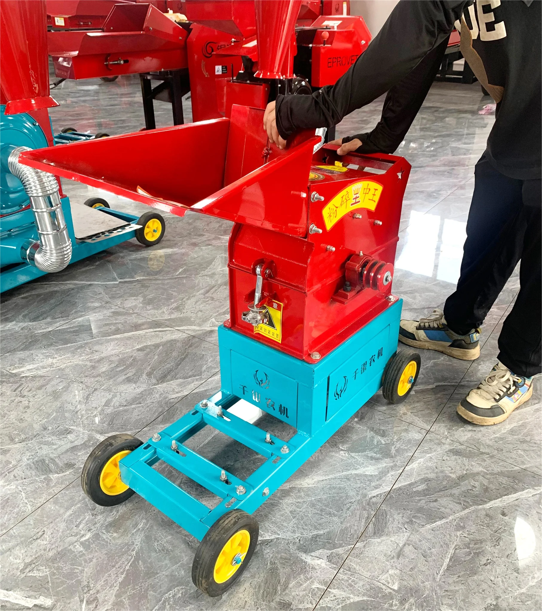 Small Scale Maize Crusher Hammer Mill Machine Corn Grinder and Grain Mill for Poultry Chicken Pig Animal Feed Processing - Image 3